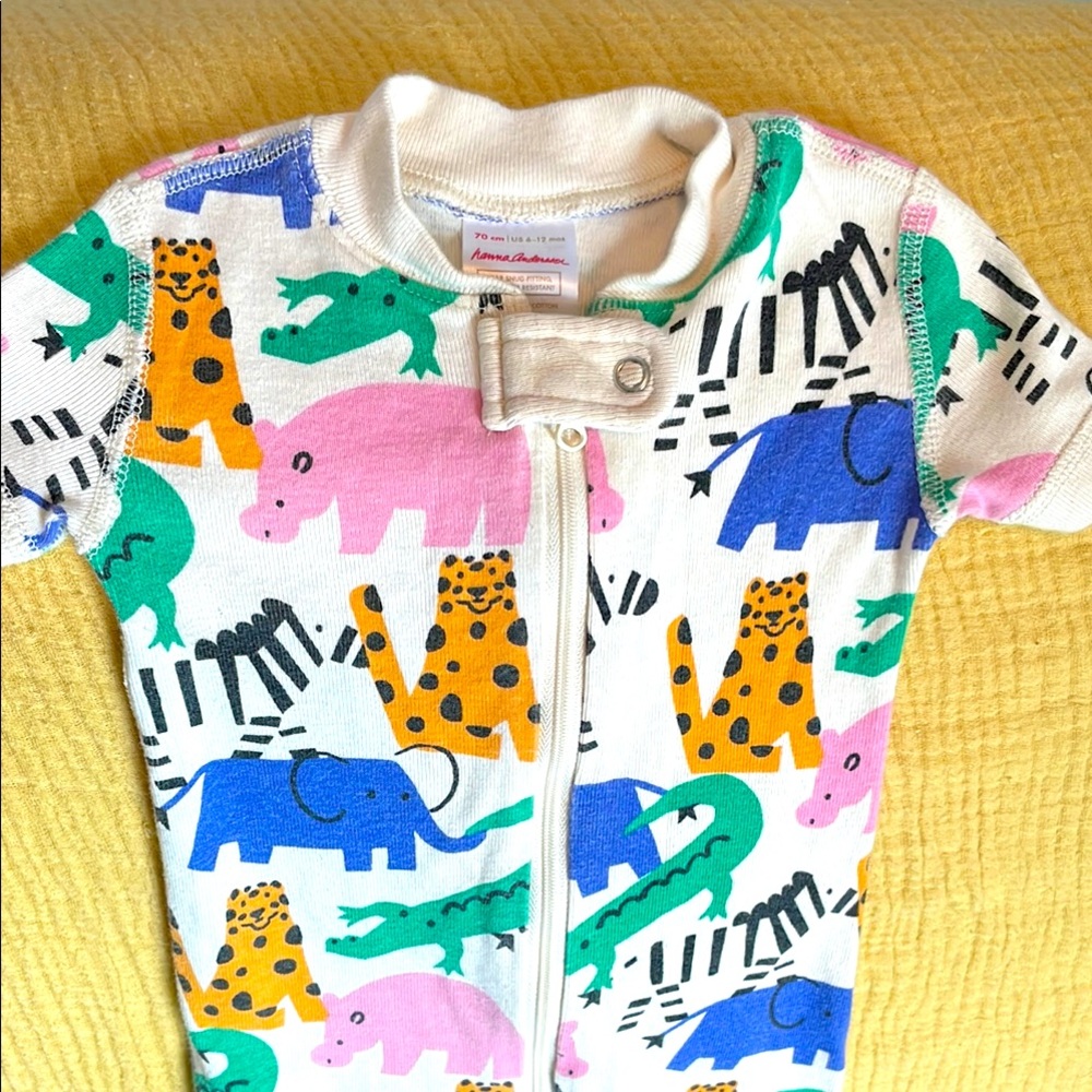 Hanna Andersson 2- way zip shortie pajamas in size 6-12 mos (70cm).